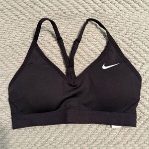 Women’s Nike sports Bra. In great condition barely worn.🖤